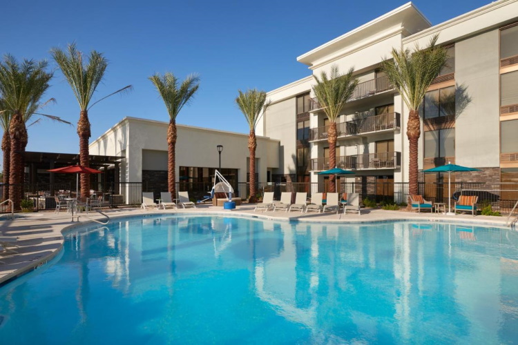 hampton inn lake havasu city zwembad.jpg