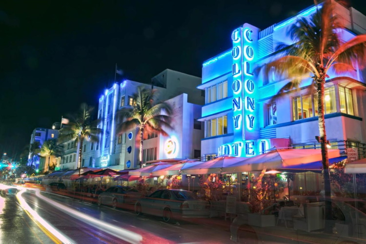 miami beach ocean drive the colony hotel.jpg