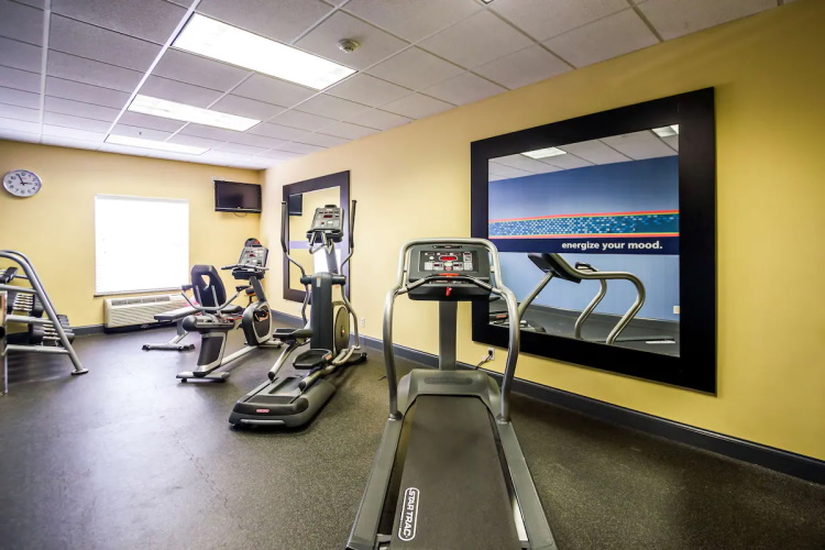 hampton inn suites natchez fitness.jpg