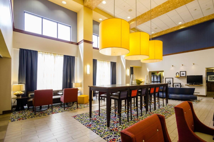 hampton inn suites natchez lounge.jpg