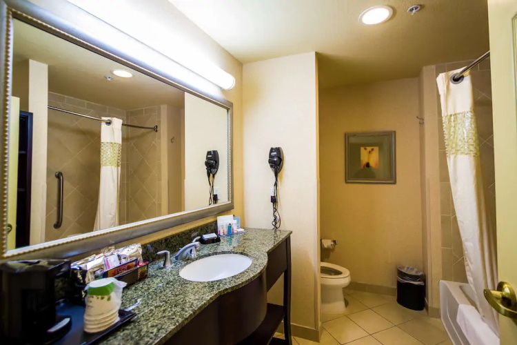 hampton inn suites natchez badkamer.jpg