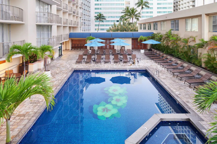 ohana waikiki east by outrigger zwembad.jpg