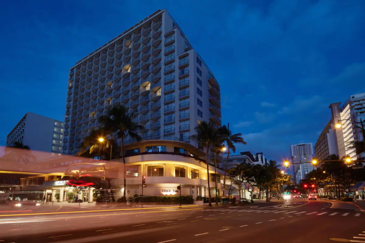 ohana waikiki east by outrigger buitenkant in de avond.jpg