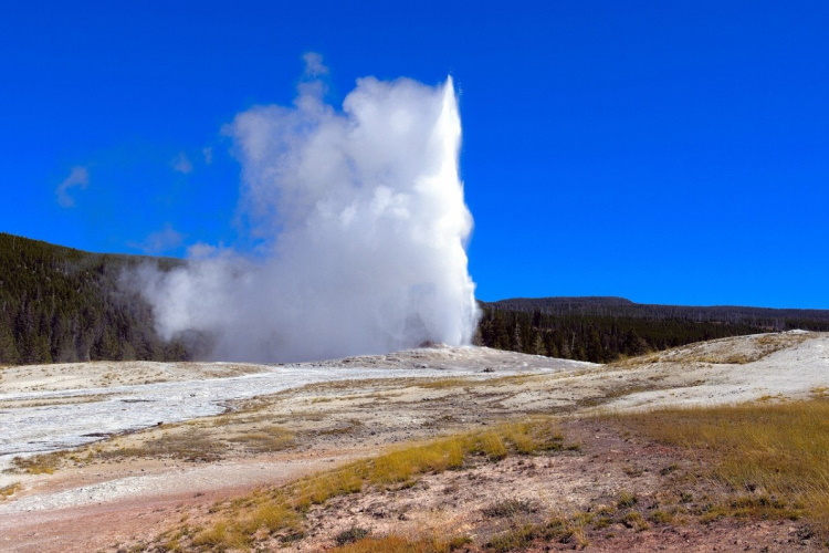 old faithful yellowstones-old-faithful-38661381_1280.jpg