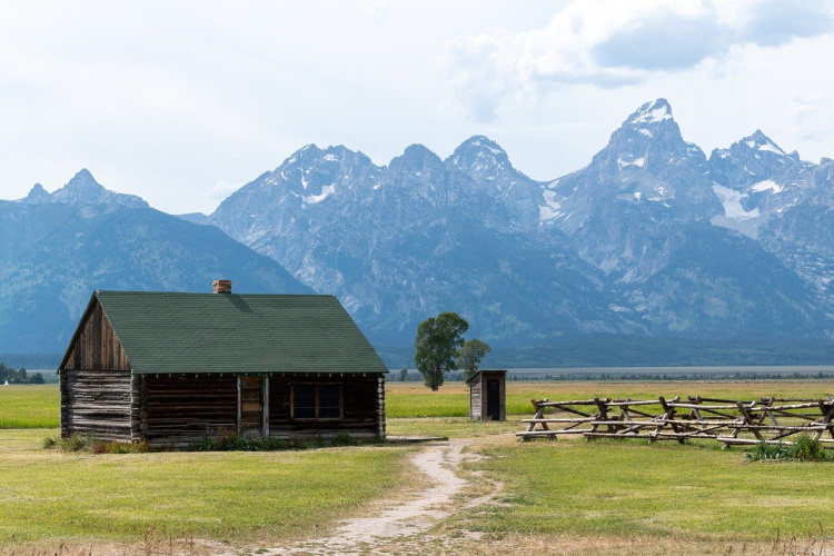 jackson hole barn-57918331_1280.jpg