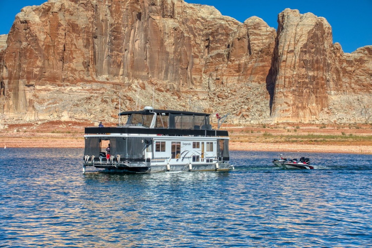 lake powell boat-5757609_1280.jpg