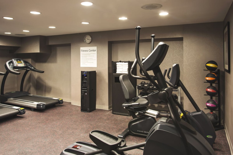 holiday inn manhattan financial district fitness.jpg