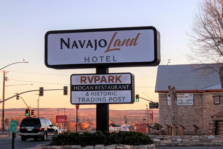 navajoland hotel of tuba city aankomst.jpg