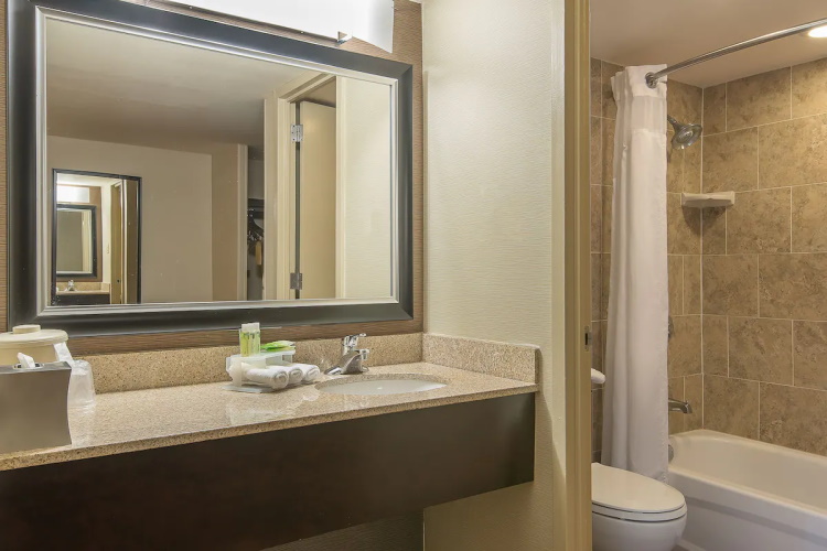 holiday inn express philadelphia midtown badkamer.jpg