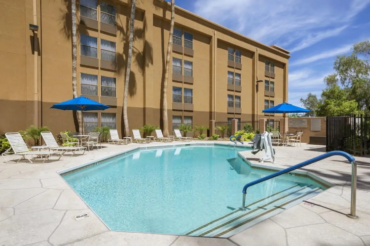 greentree inn & suites phoenix zwembad.jpg