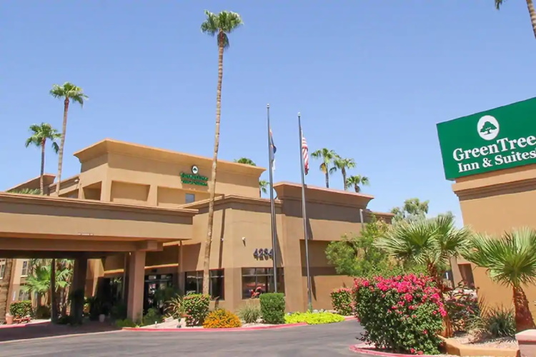 greentree inn & suites phoenix voorkant.jpg