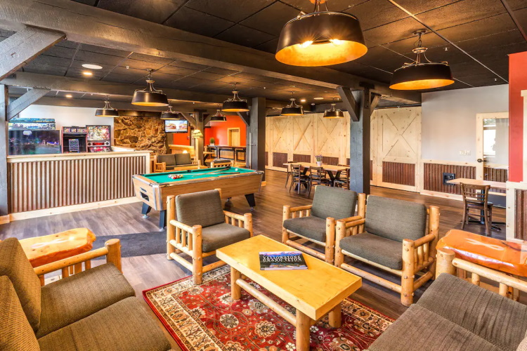 togwotee mountain lodge lounge.jpg