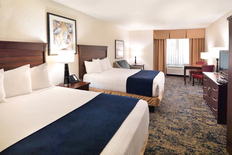 crystal inn hotel en suites salt lake city kamer.jpg