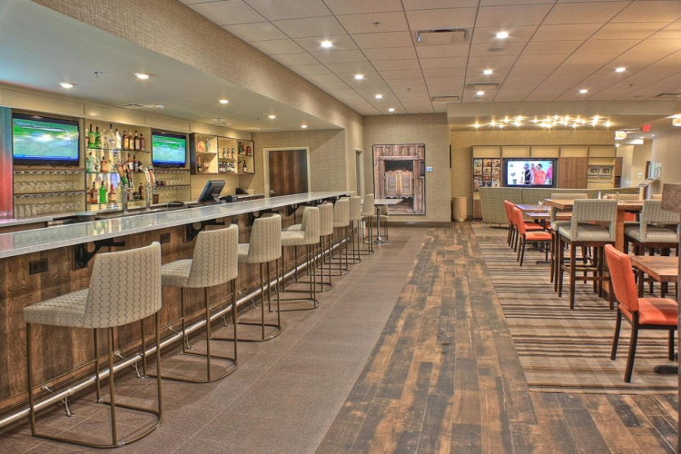 holiday inn cody - east yellowstone bar.jpg