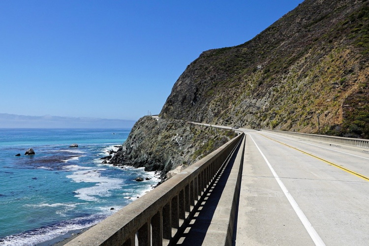 highway 1 travel-g551e2fb5a_1280.jpg