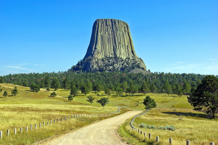 devil’s tower national monument wyomings-devils-tower-g6cb947043_1280.jpg