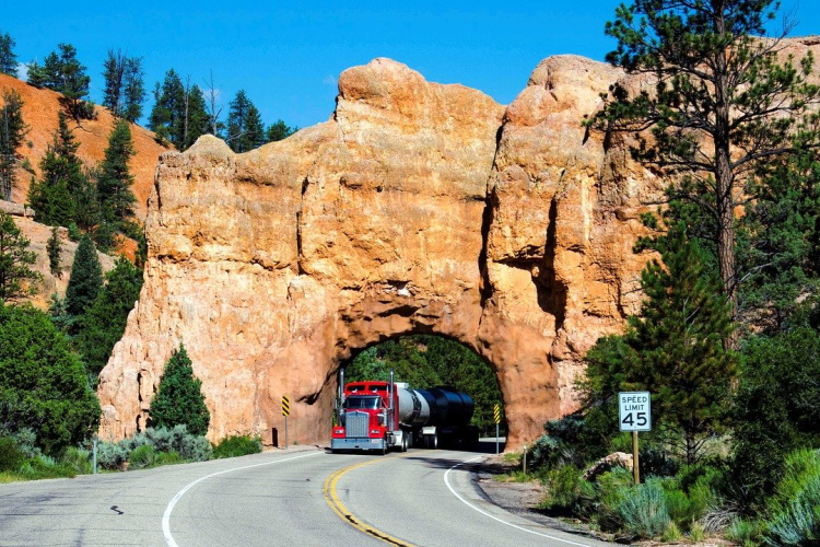 bryce canyon entrance-to-bryce-canyon-2672694_1280.jpg