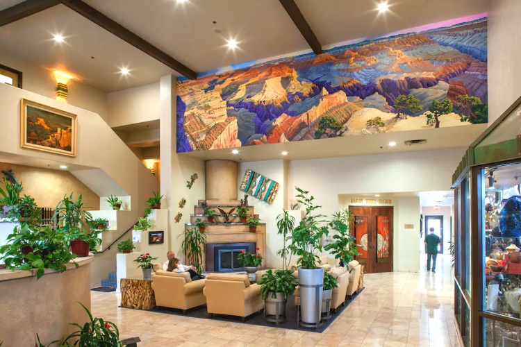 grand canyon plaza hotel hal.jpg