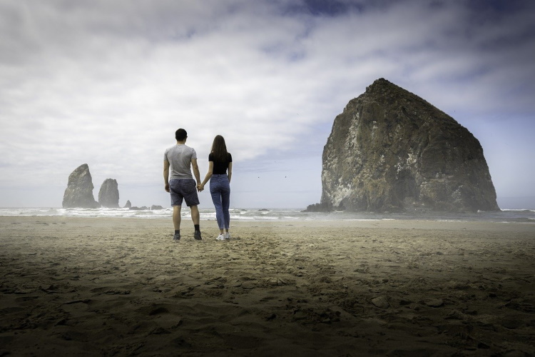 cannon beach couple-6600708_1280.jpg