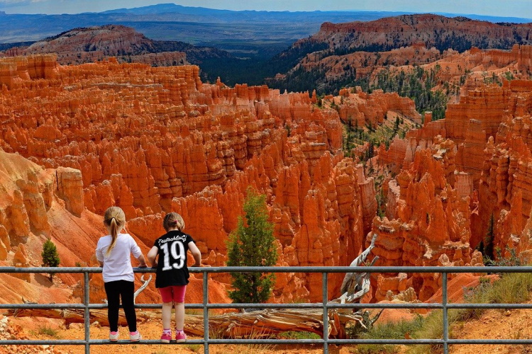 bryce canyon girls-6823035_1280.jpg