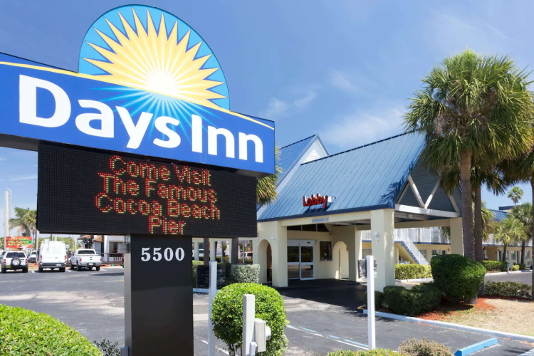 days inn by wyndham cocoa beach buitenkant.jpg