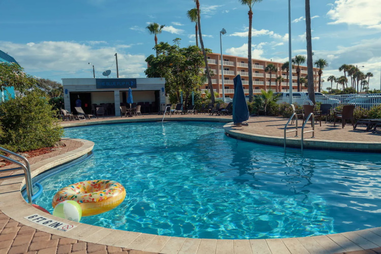 best western cocoa beach hotel & suites zwembad.jpg