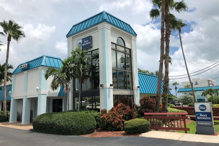 best western cocoa beach hotel & suites buitenkant.jpg