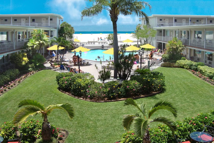 thunderbird beach resort tuin.jpg