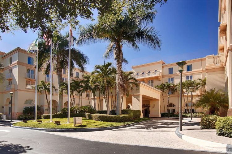 hilton naples voorkant.jpg