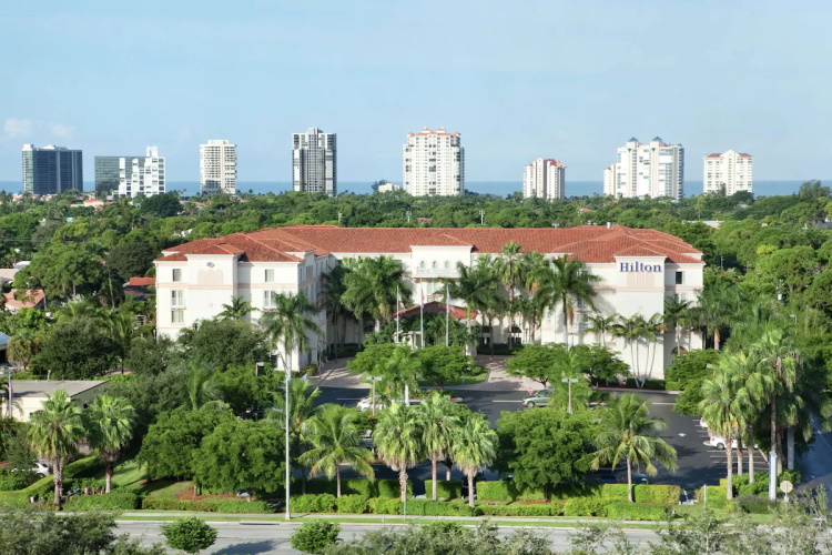 hilton naples buitenkant.jpg