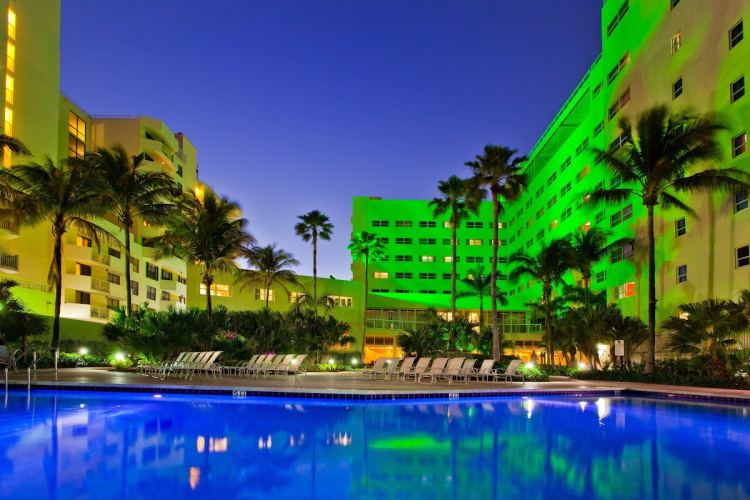 holiday inn miami beach-oceanfront tuin zwembad.jpg