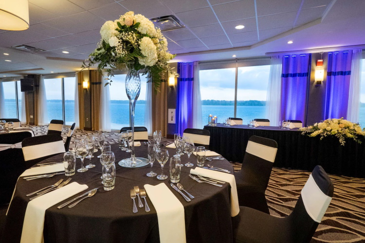 niagara riverside resort restaurant.jpg