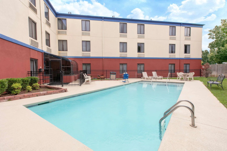 days inn by wyndham tulsa central zwembad.jpg