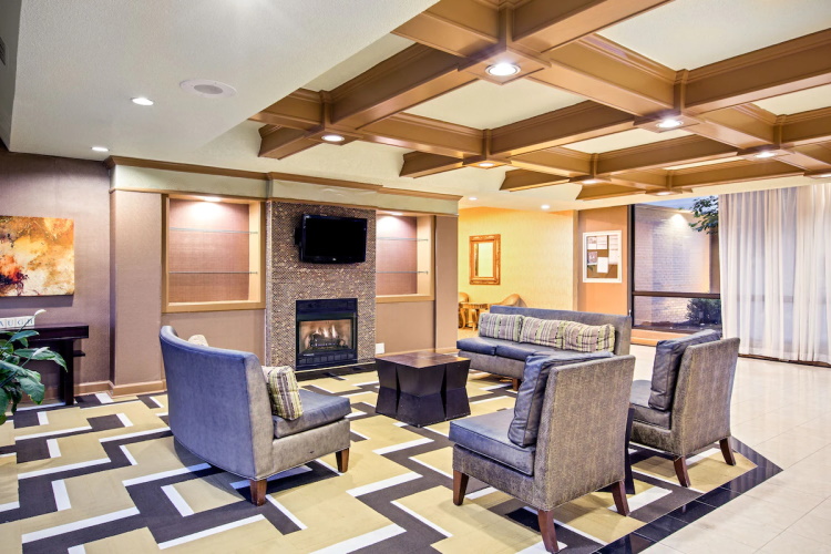 holiday inn tanglewood lounge.jpg