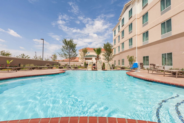 hilton garden inn midland zwembad.jpg