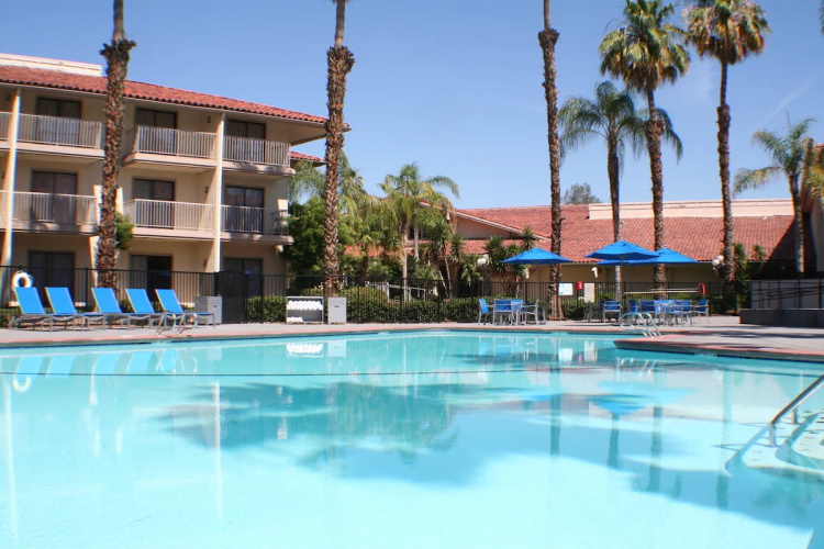 doubletree by hilton hotel bakersfield zwembad.jpg