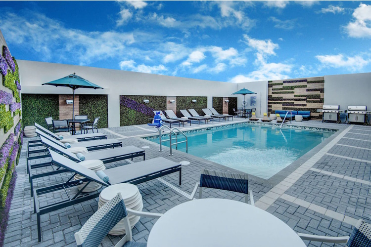 towneplace suites by marriott miami airport zwembad.jpg