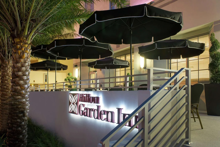 hilton garden inn miami south beach buitenterras.jpg