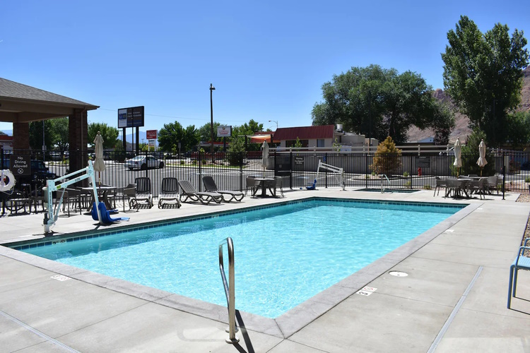 mainstay suites moab near arches national park zwembad ligbedden.jpg