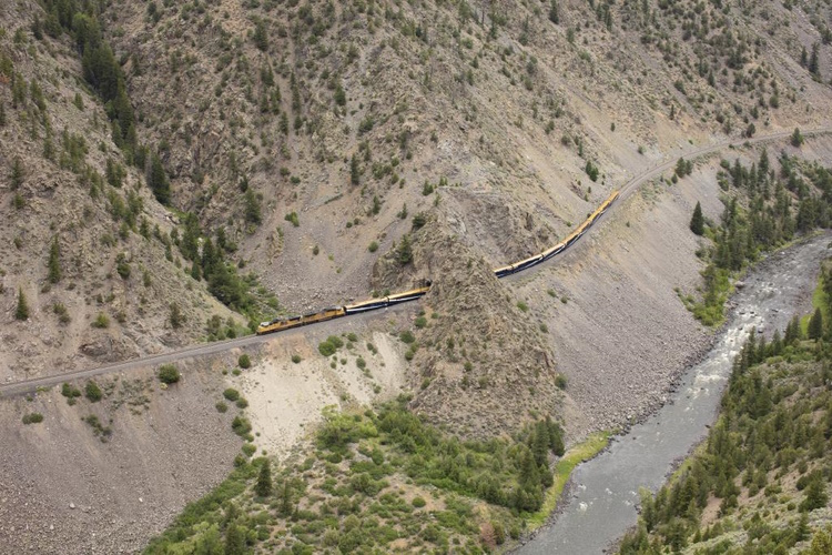 rocky mountaineer usa 021 radium_train exterior.jpg