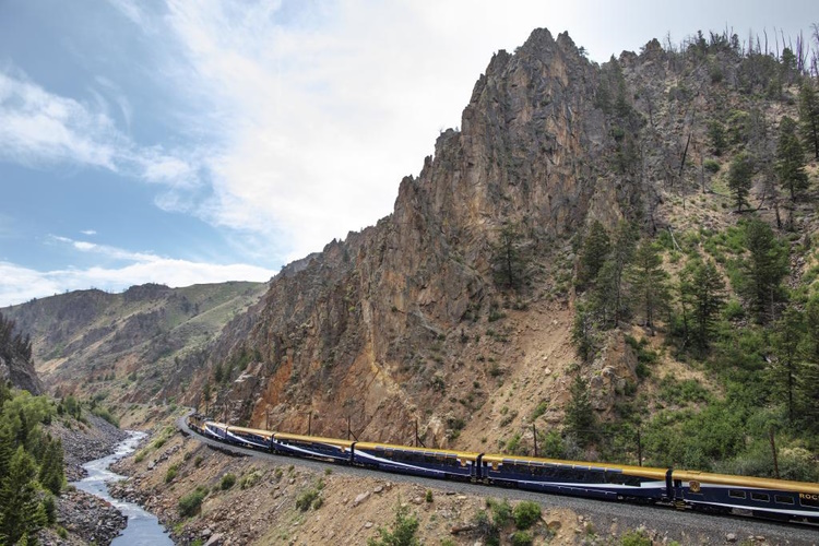 rocky mountaineer usa 024 byers_canyon_train exterior.jpg