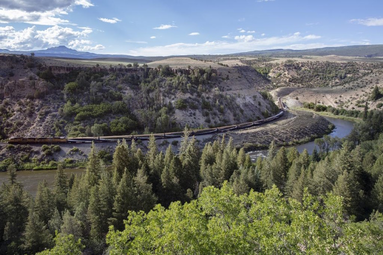 rocky mountaineer usa 025 burns_eagle_county_train exterior.jpg