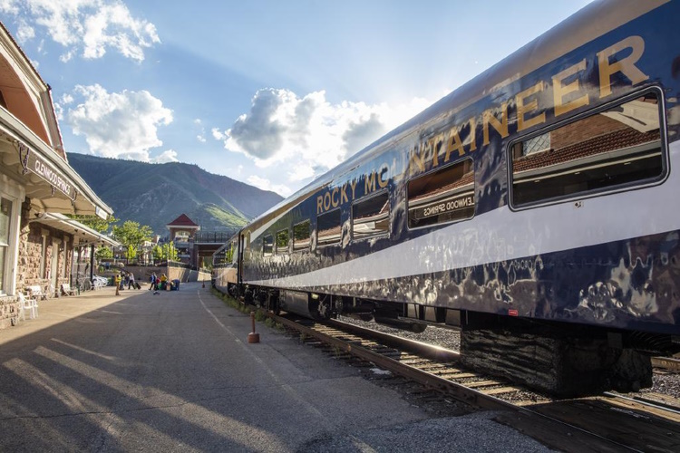 rocky mountaineer usa 023 glenwood_springs_train exterior.jpg