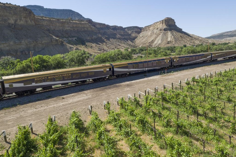 rocky mountaineer usa 022 palisade_train exterior.jpg