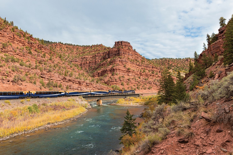 rocky mountaineer usa 019_exterior_red_canyon_edit.jpg