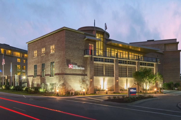 hilton garden inn charleston waterfront downtown voorkant.jpg