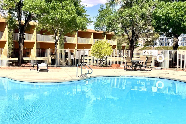 quality inn at lake powell zwembad.jpg