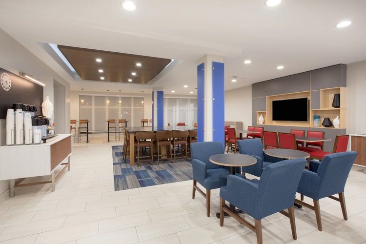 holiday inn express en suites amarillo lobby.jpg