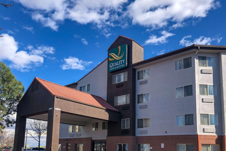 quality inn and suites denver airport buitenkant.jpg