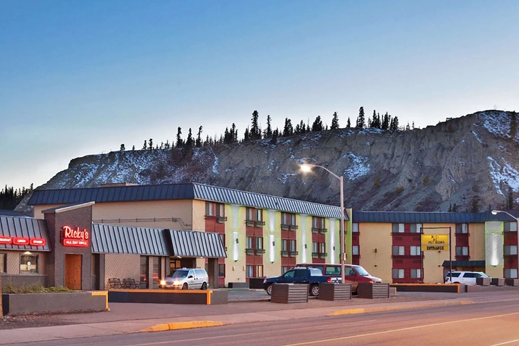 quality inn suites whitehorse buitenkant.jpg